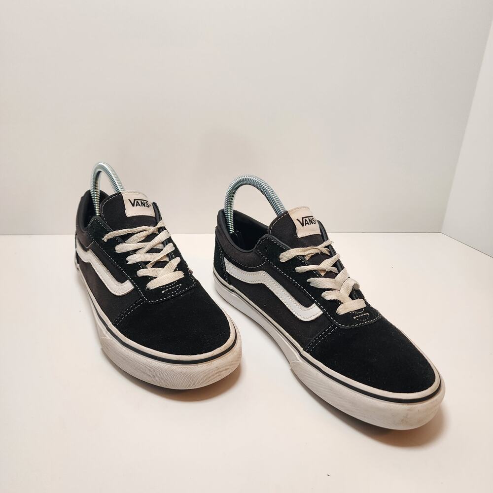 Van's Classic Youth Black Canvas sneaker's SZ 5.5